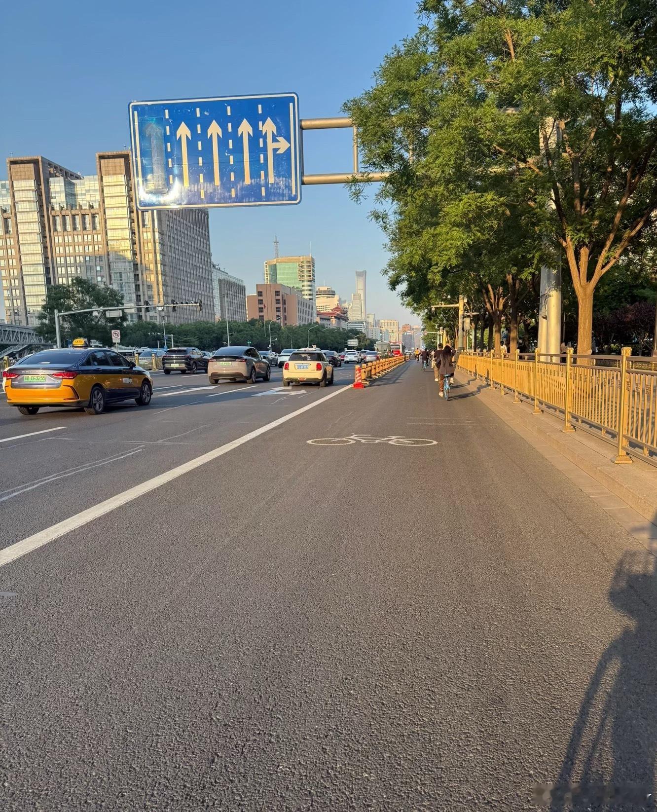 出去骑车 给朋友拍了张照片，朋友随口说了句“这么宽的自行车道”我才猛然发现：在北