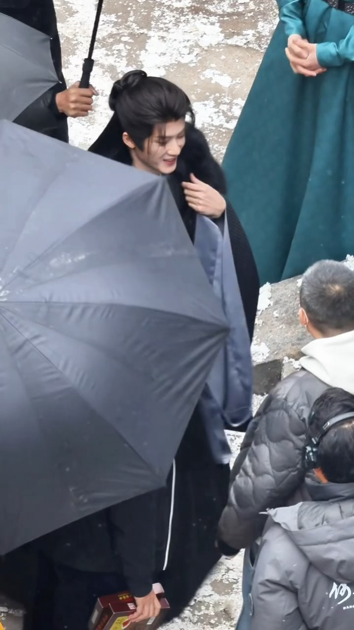 全体起立！！迎接谢却山大人🔥❤️🔥檀健次何不同舟渡黑色大氅路透