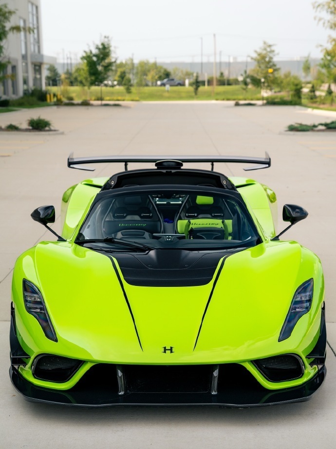 Venom F5 Revolution，搭载着 1,817 马力的强劲动力，配备