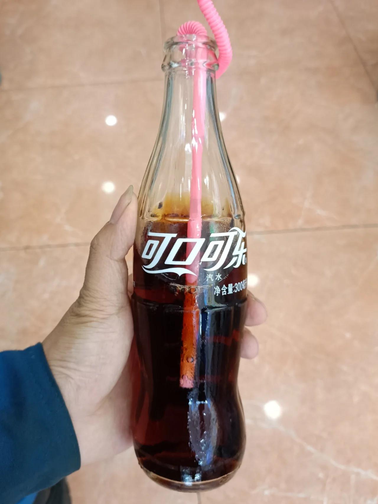有没跟我一样，总觉的玻璃瓶的可乐比易拉罐和塑料瓶装的可乐更好喝？
是不是易拉罐和
