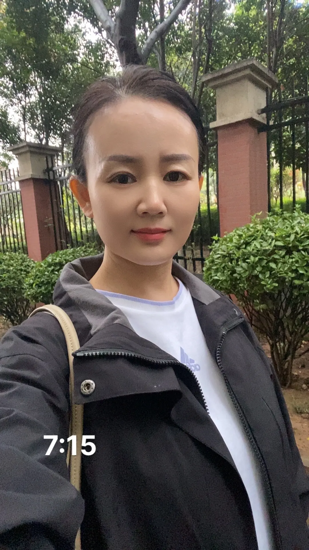 凌晨4:00闺女老师打电话说孩子不舒服，着急忙慌，起床就往下跑，出门一...