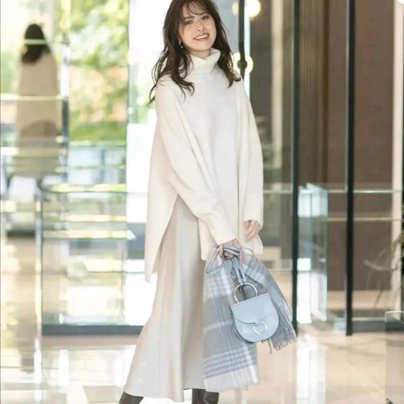 温柔优雅的白衣女孩，在阳光洒满的现代建筑中漫步。阳光白裙少女 温柔白裙少女 海边