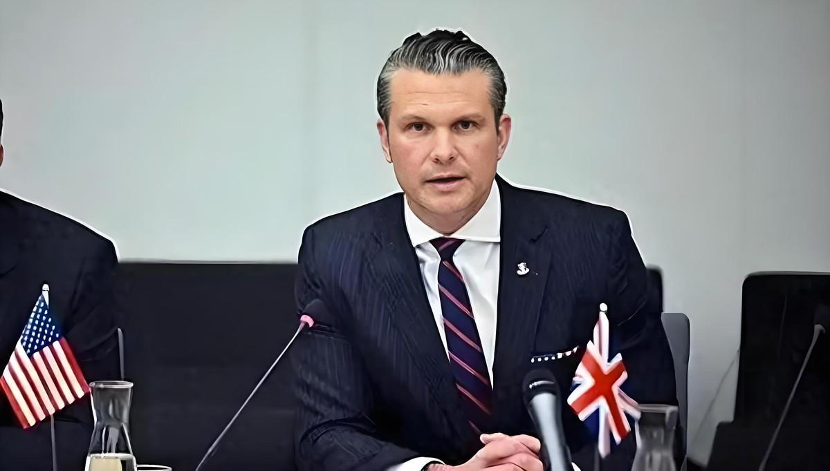 美国政坛近期风波不断，国防部长赫格塞斯正陷入双重危机。

4月15日，众议院民主