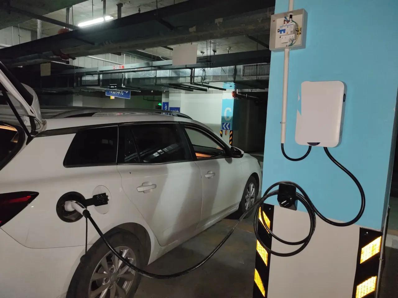 我们隔壁车位的大哥买了个杂牌充电桩，一充电就跟拖拉机一样响，我们一周圈挨着的几个