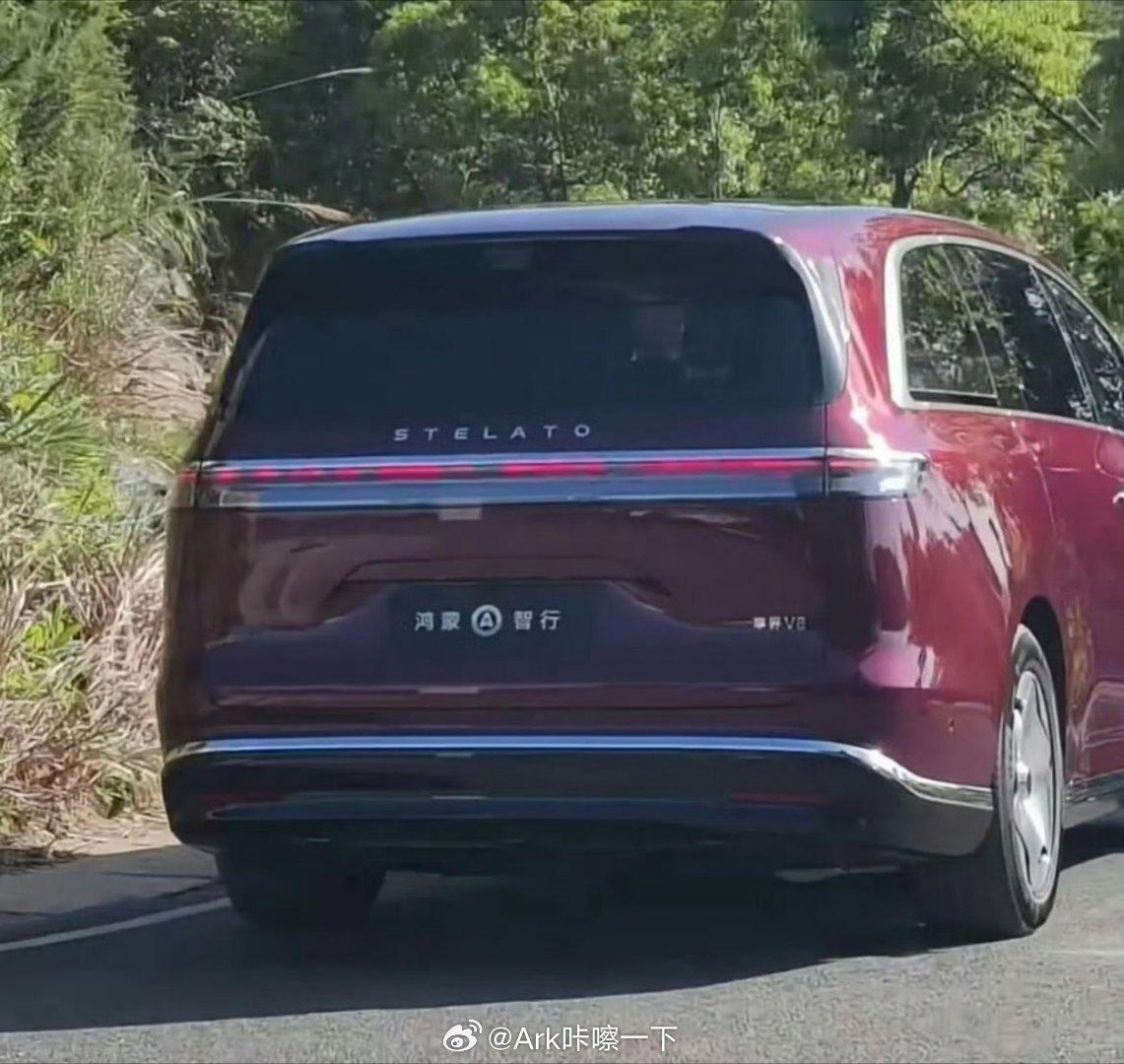 享界V8实车亮相，作为鸿蒙智行体系最不鸿蒙智行造型的车之一，这说明了鸿蒙智行现在