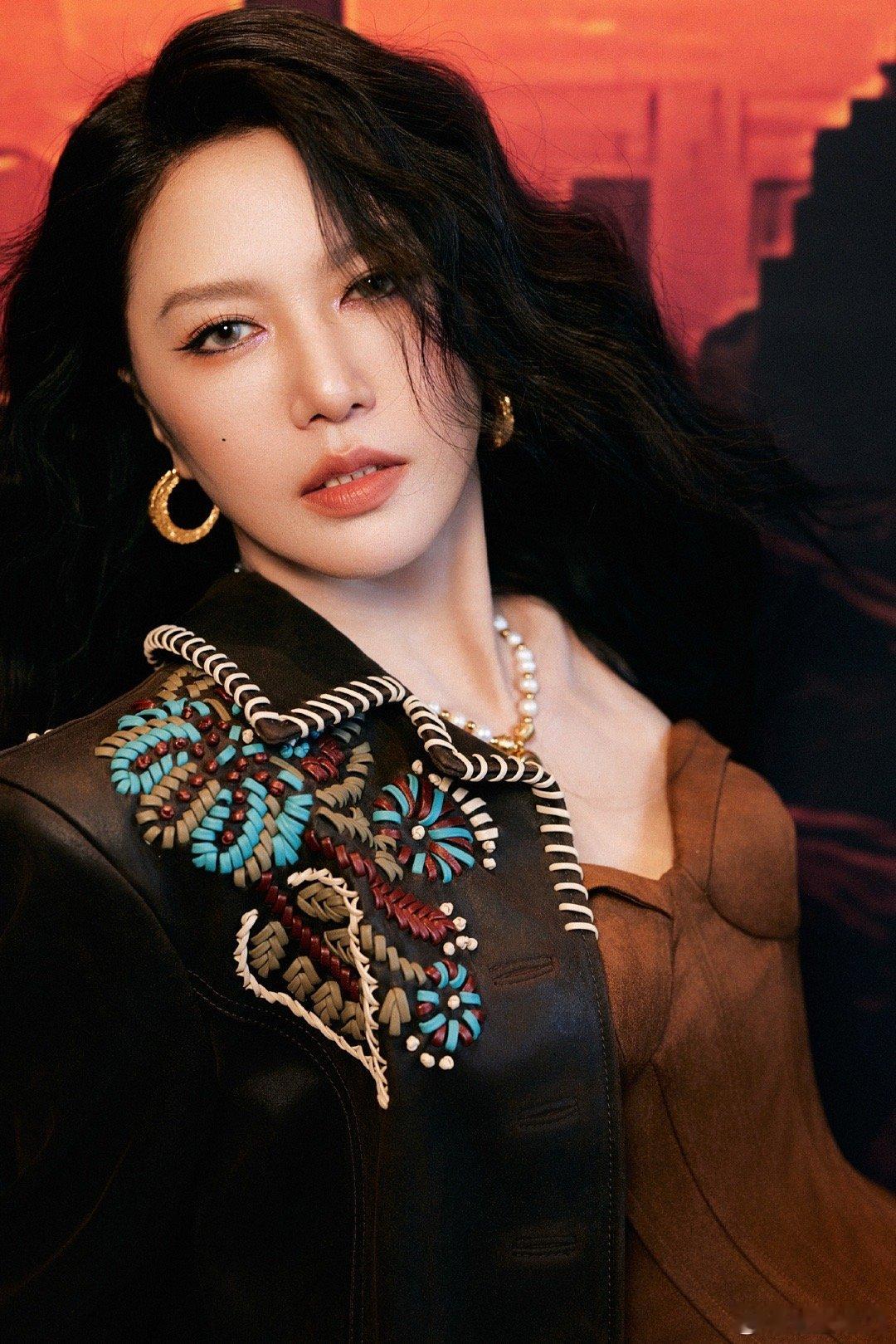 谭维维羊毛卷有歌 被谭维维新造型美到了！这羊毛卷蓬蓬的，看着就很有生命力，和她舞