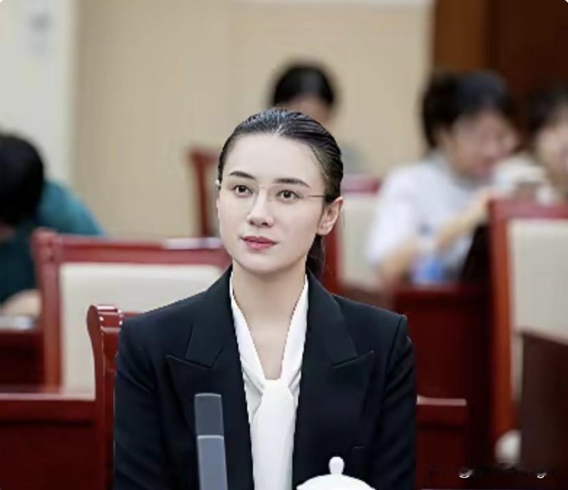 宋佳和关晓彤同穿西服，但效果却完全不同。

宋佳的这套，就是标准的“体制内打板”