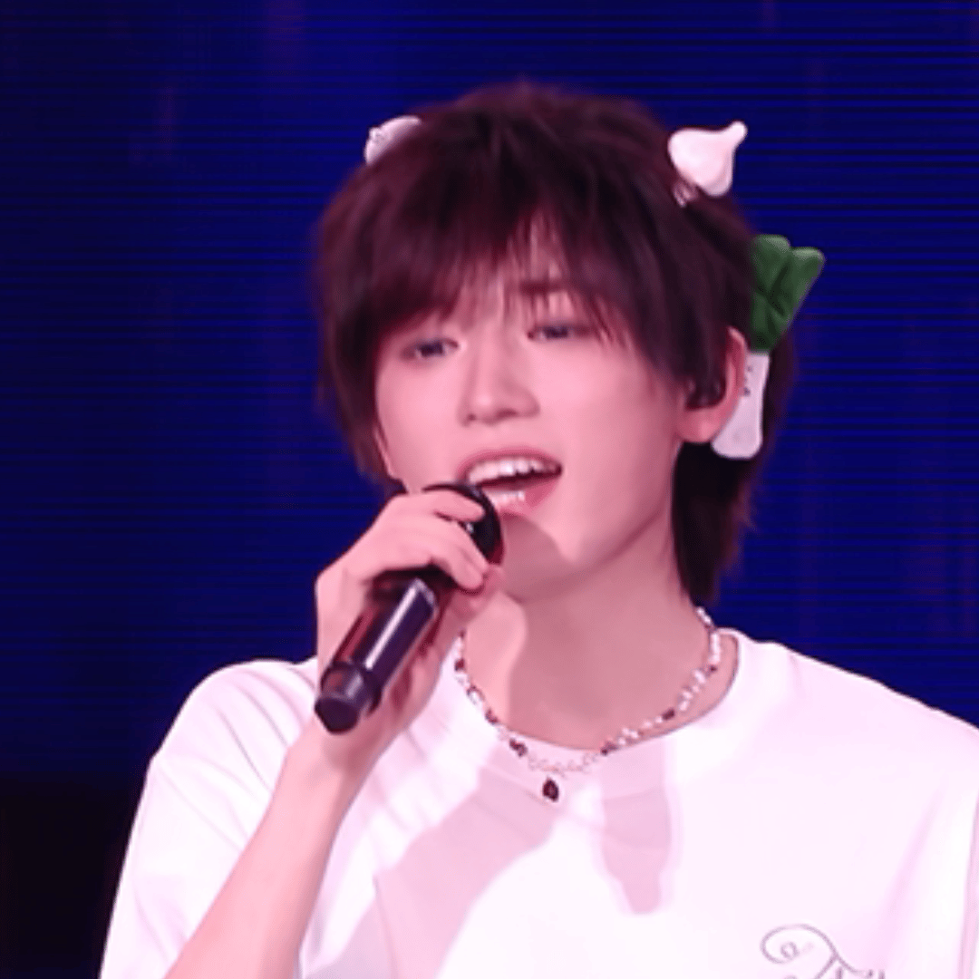 宋亚轩发卡是大蒜和葱宋亚轩头上戴蒜头和大葱 演唱会上也不忘抽象，戴上标记物就出来
