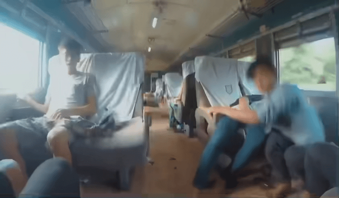 坐火车赠送蹦蹦床体验，这是缅甸一段铁路视频，乘客在座位上被晃得掉到地上，小孩可能