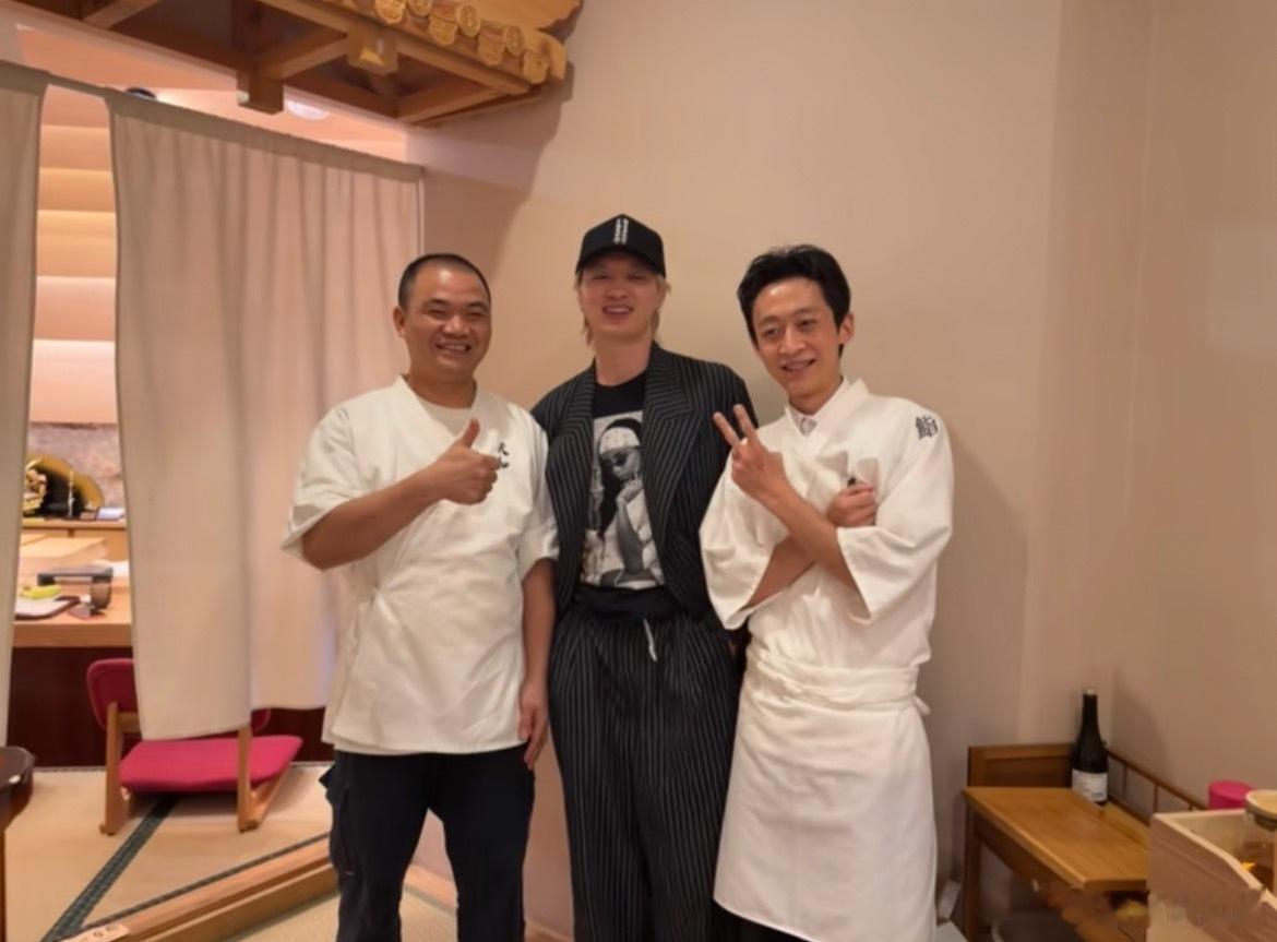 说唱明星！ASEN去吃日料，被大厨认出来了合影！asen
