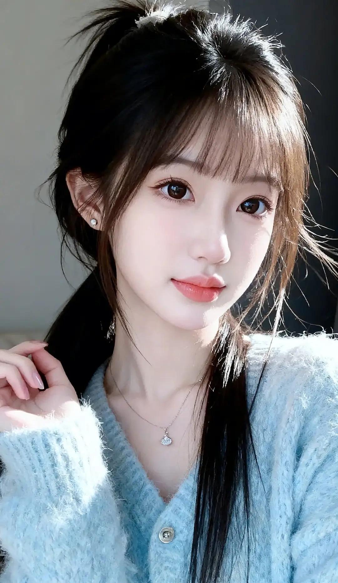 什么样的穿搭可以成为气质女神?这位女生温柔又治愈，美得干净纯粹。
乌黑长发松松扎