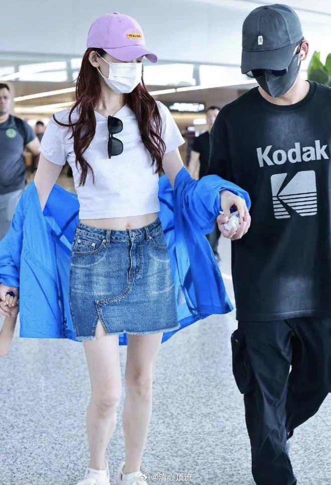 不得不说苗苗的身材真好，白色T恤搭配牛仔短裙很时尚，露出了小蛮腰，腹部平坦，双腿