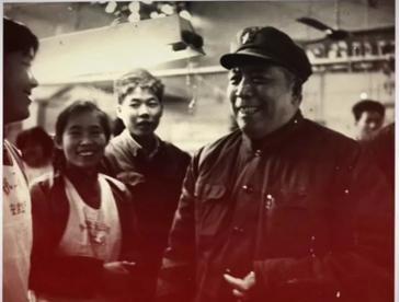 1996年。离休的铁瑛将军正在家里看报纸。就在这时，女婿走了进来。女婿说：爸！你