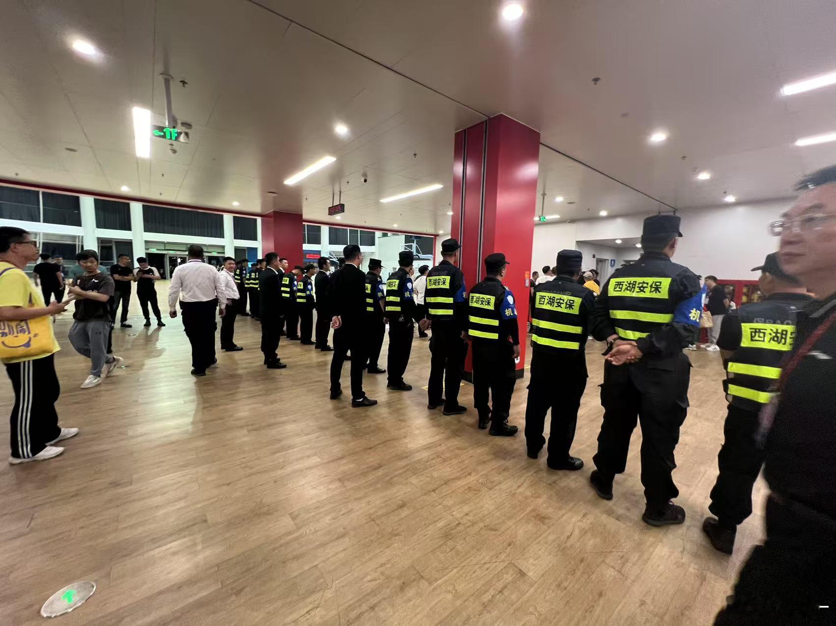 北京男篮2比3广厦男篮 赛后两队通道有一些冲突，安保将主客两边隔开。。。。大家，