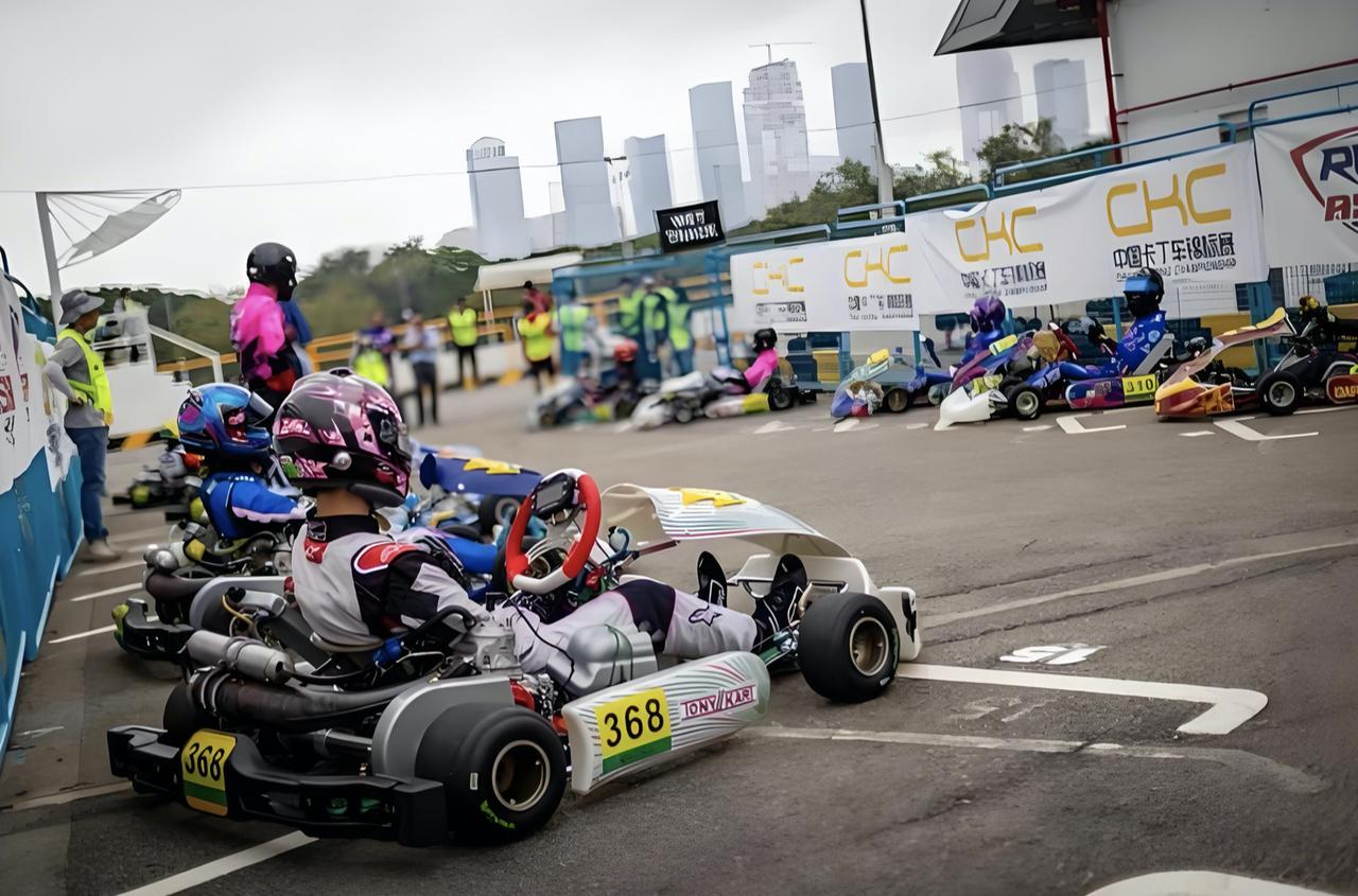 兄弟们！谁懂啊！一提到卡丁车，咱脑子里是不是都是商场里慢悠悠、撞了也不疼的“老年