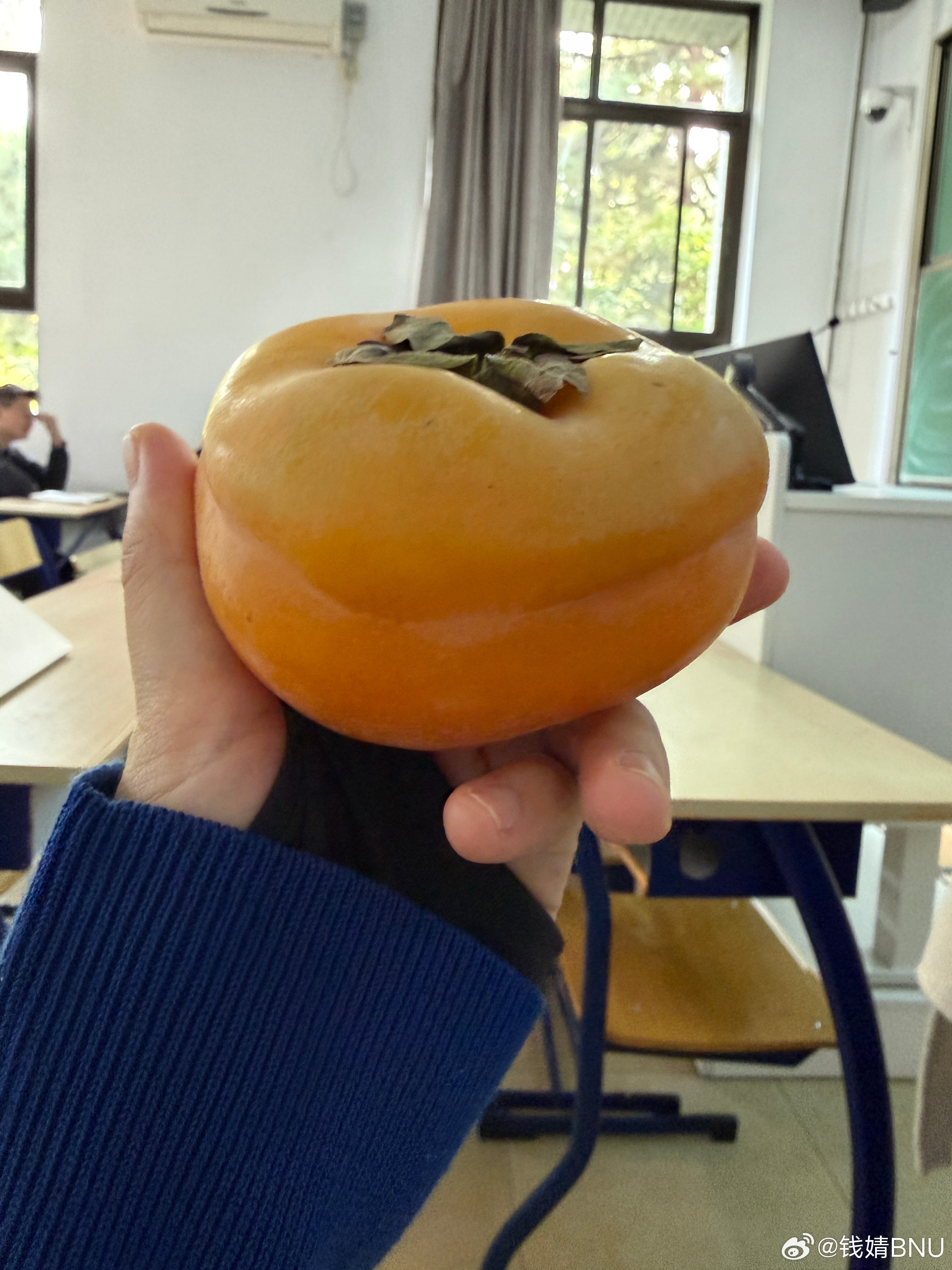 上课学生送了我一个很漂亮的柿子，祝大家事事如意~ ​​​