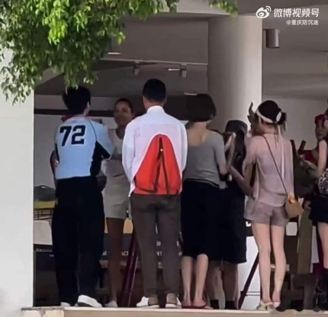 王俊凯瞿颖中餐厅同框路透新加坡人王俊凯西班牙人瞿颖同框瞿颖中餐厅路透多年前同台走