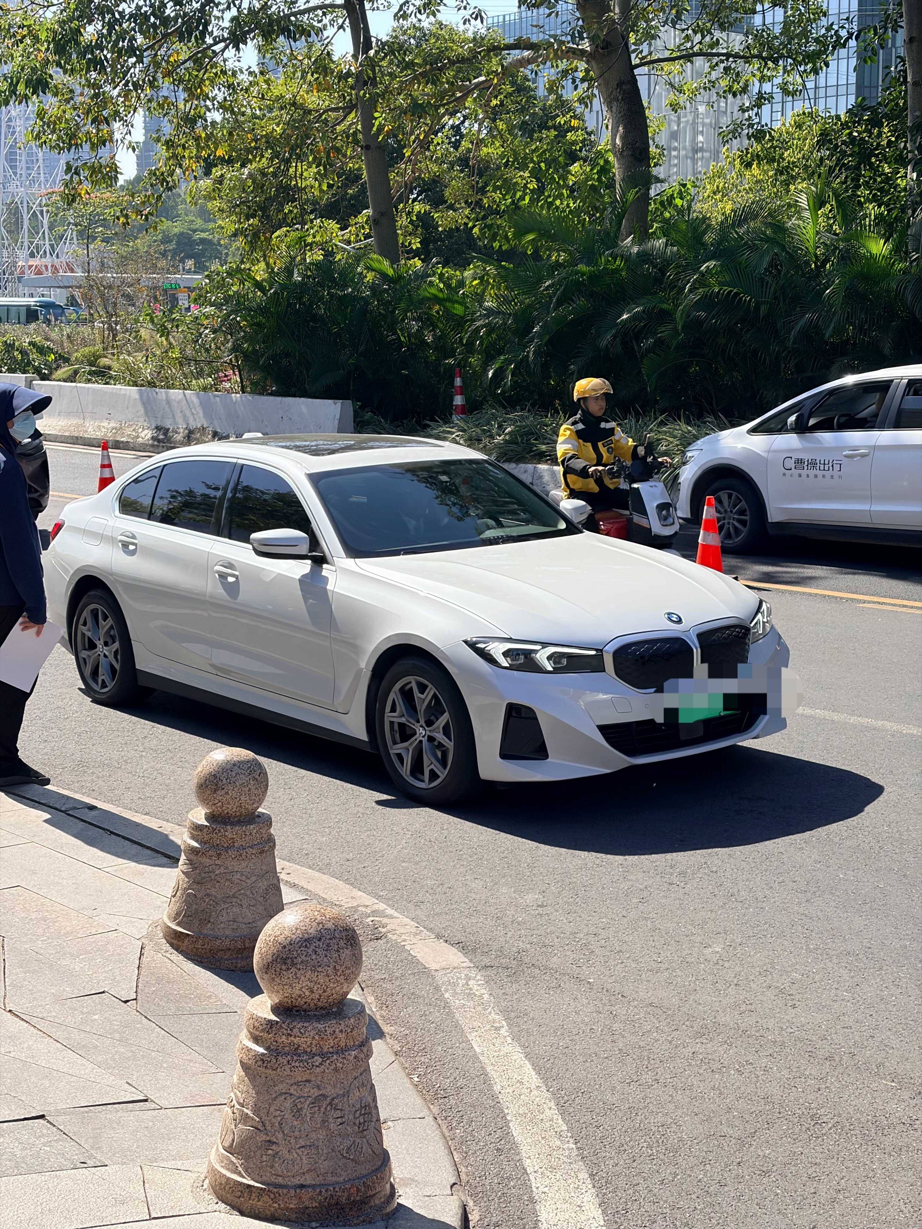 打车遇到一辆宝马i3也是老牌油改电车型了腿部空间是紧凑的，地台是有鼓包的不过底盘