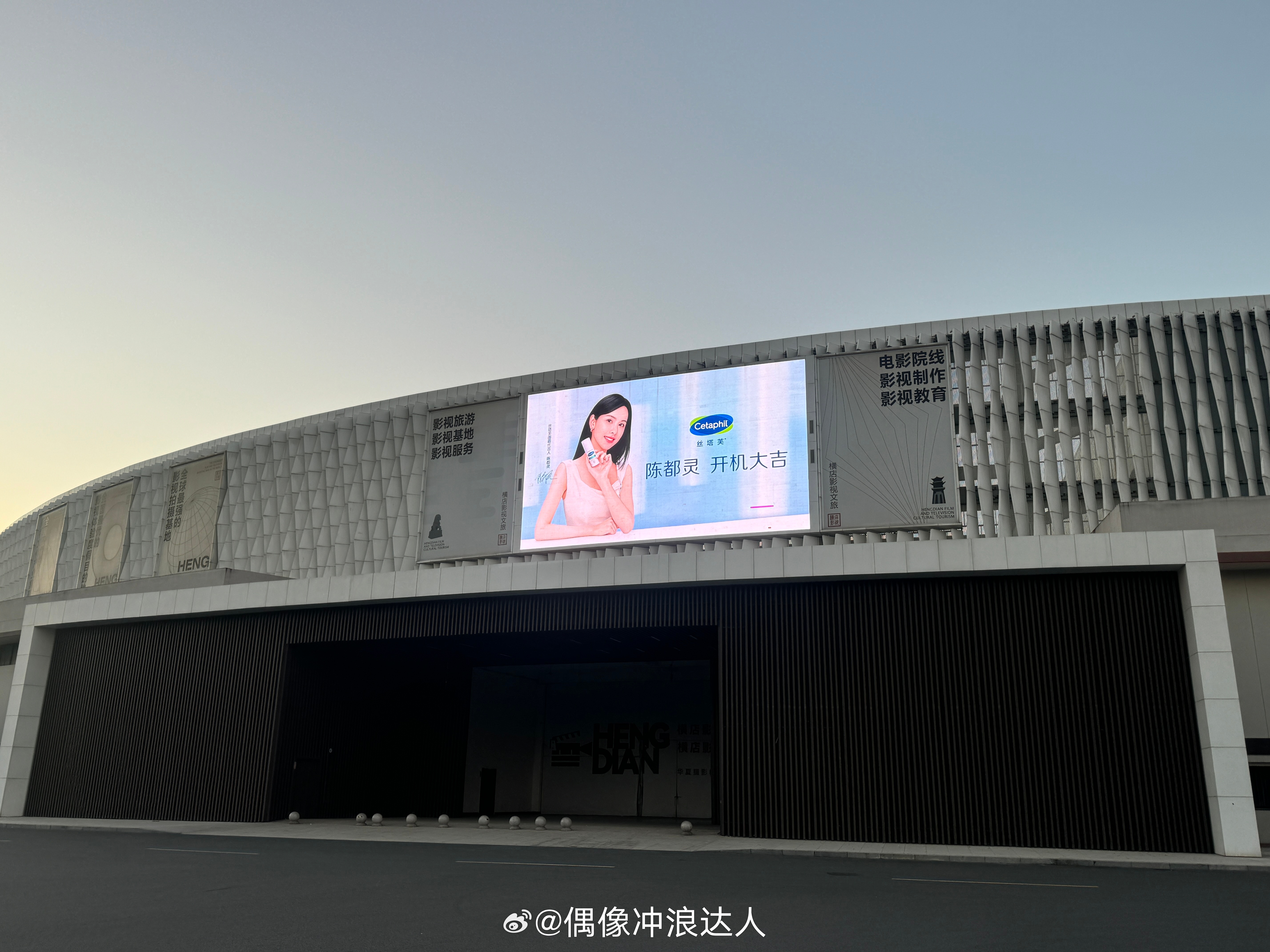 我勒个豆。。。 月鳞绮纪  开机了！好期待这个阵容！最近被嘟嘟的神颜狠狠的俘获了