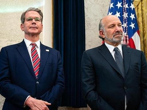 美国财长激动坏了：“中国再也无法卡我们脖子了”。日前，美国财长贝森特走访了美国南