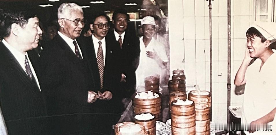 1996年10月，荣毅仁回到家乡无锡视察工作，期间专程来到崇安区皇亭美食城考察。