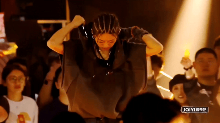 #脏脏 秃子# 脏脏一曲《你要咋个说》，霸气侧漏，仿佛在说：“秃了又怎样？说唱场
