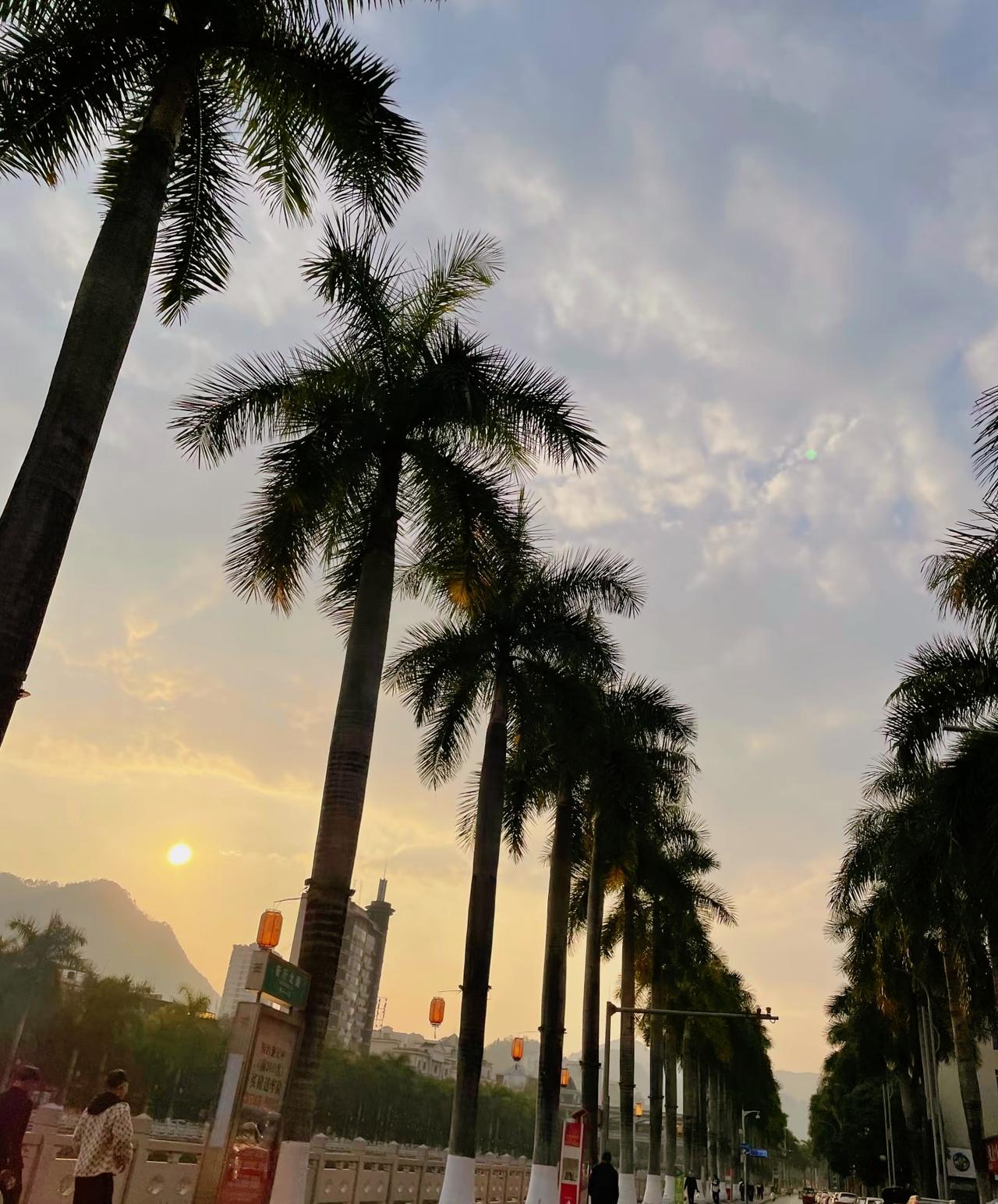 刘震云：）
火遍全网的一句话
世上最难吃的是屎，世上最难寻的是人。当你经过社会的