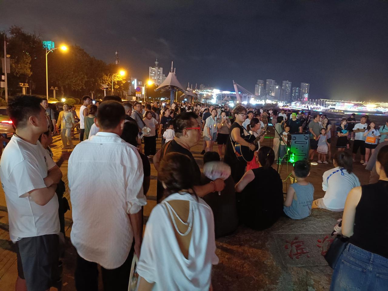 今天出伏了，可这两天气温并没有多少改变，青岛依然闷热。

    原以为可以有秋