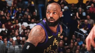 本场比赛，湖人球员勒布朗-詹姆斯出战36分钟，18投12中，其中三分球5投1中，