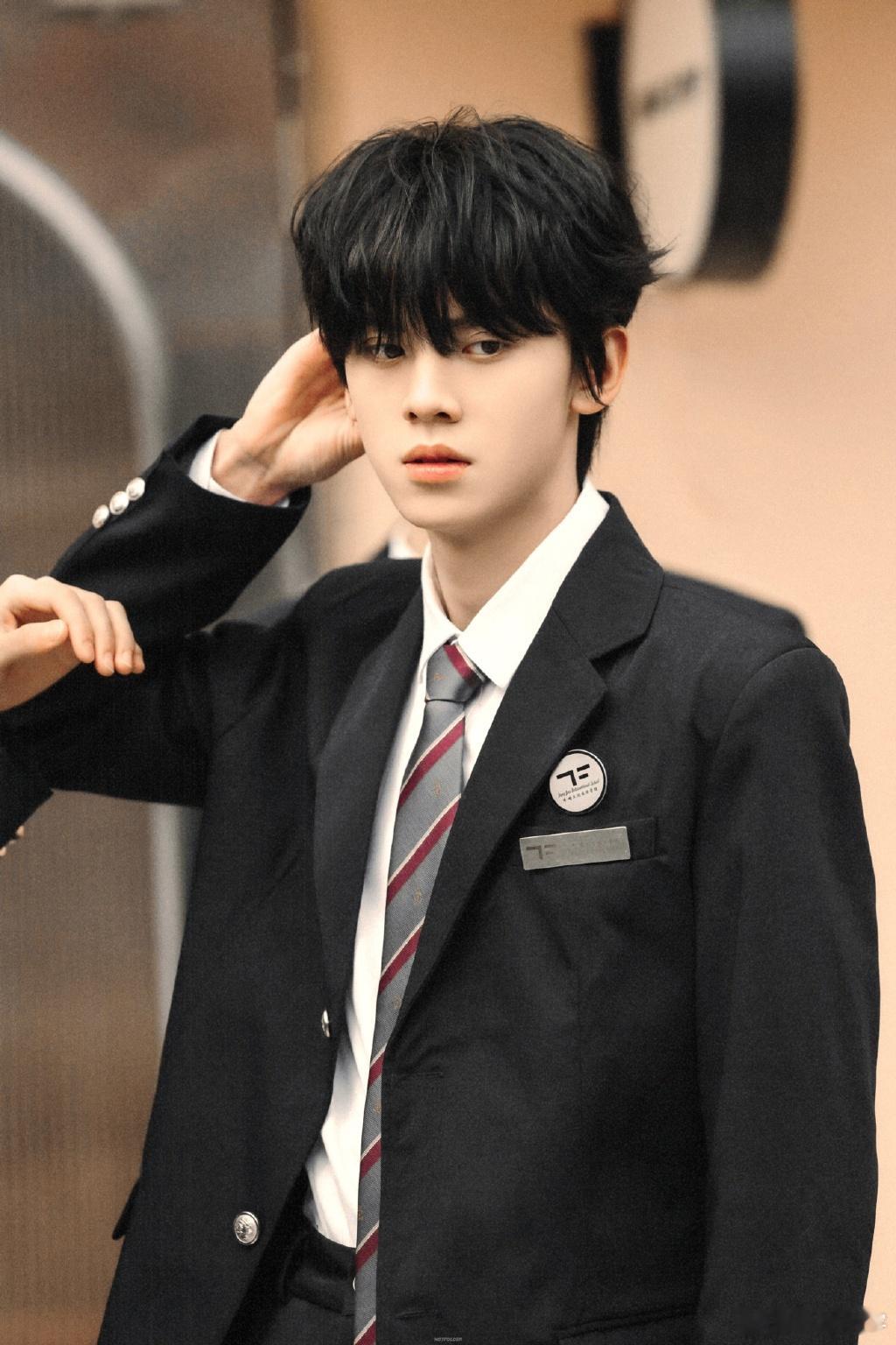 TOP xr手机说实话，这个左航不太认识，但是看着挺帅他用的iPhone XR吗