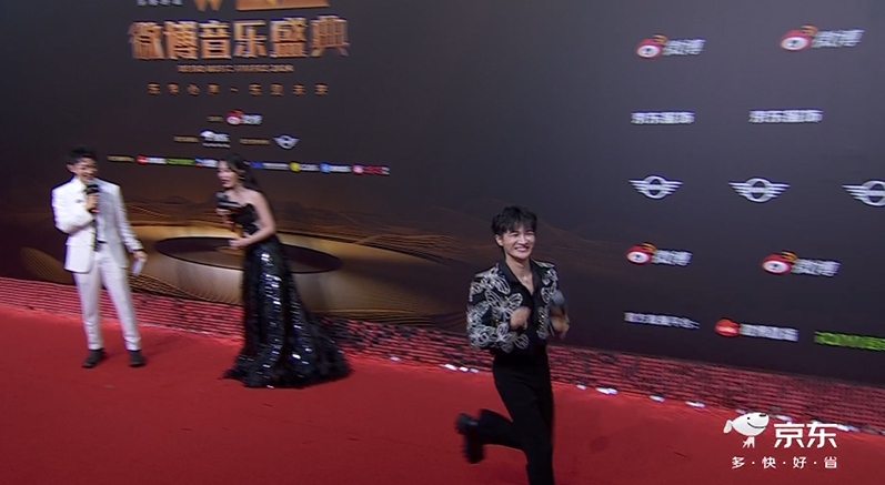 #周深跑着离开红毯# 跑走了！ ​​​
