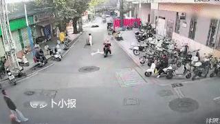 没被撞死，也得吓死啊。
12月15日，惊魂一幕疑似发生在广州，监控显示沐陂大街，