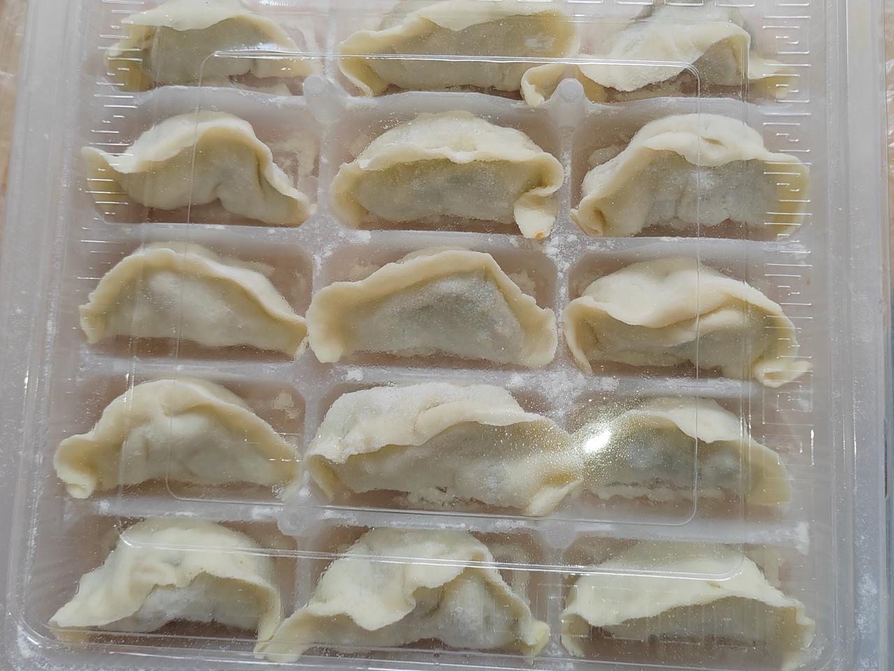 上午一早便忙碌起来，调馅、包饺子，一心想亲手做顿热乎饭菜，给年迈的老母亲尝尝。