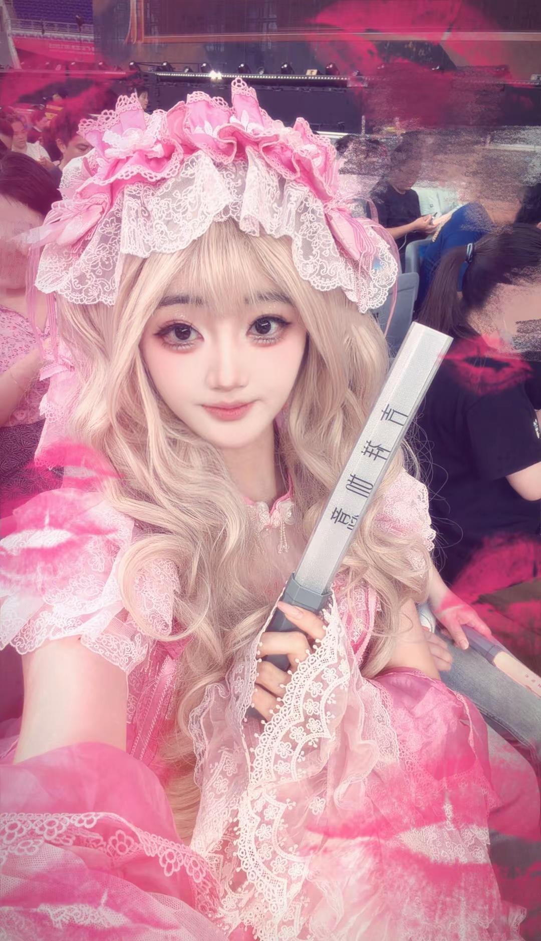 演唱会上比哥姐还能捂的人来了🤣凤凰传奇 凤凰传奇吉祥如意演唱会 演唱会 凤凰传
