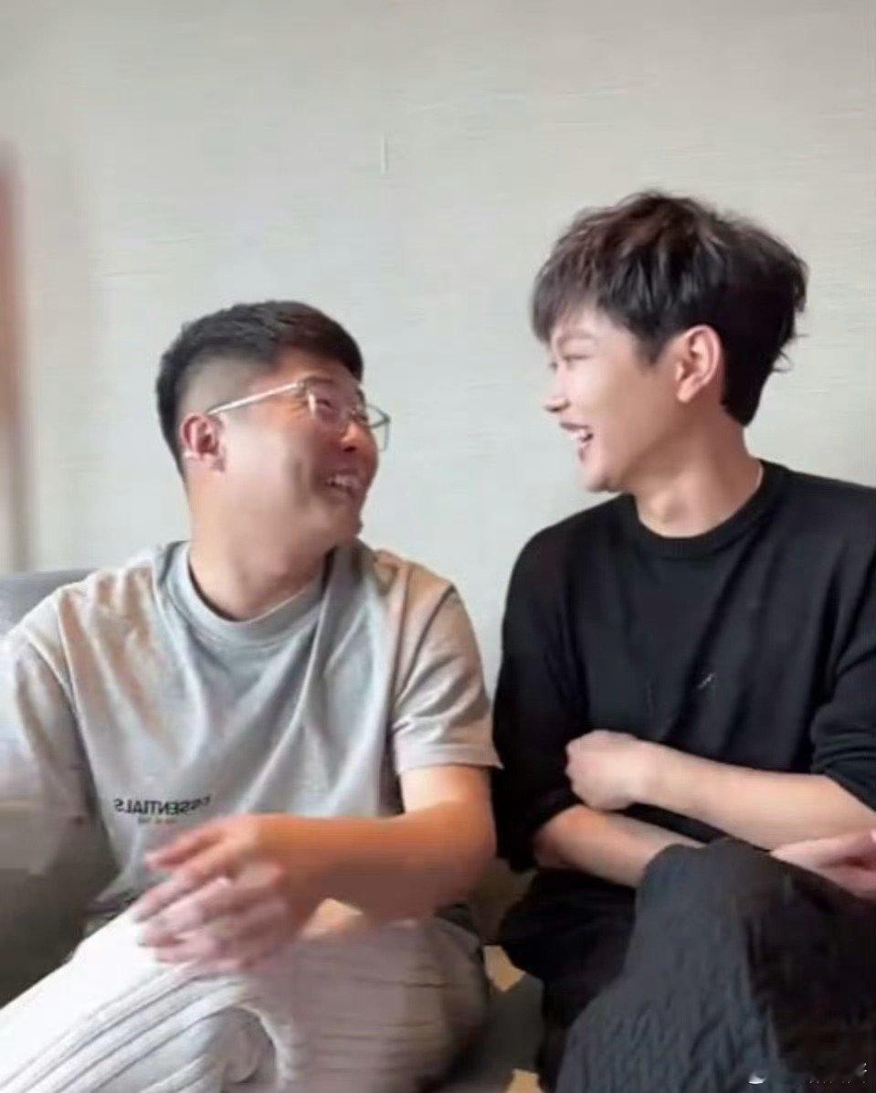 周九良在台上容易找不着孟鹤堂  斗笑社 里周九良的“迷之寻人”，让人捧腹大笑。孟