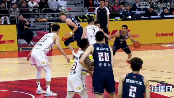 理解周琦为何躺在地上起不来了，原来是被俞长栋打到了关键部位，这是所有男人都懂得痛