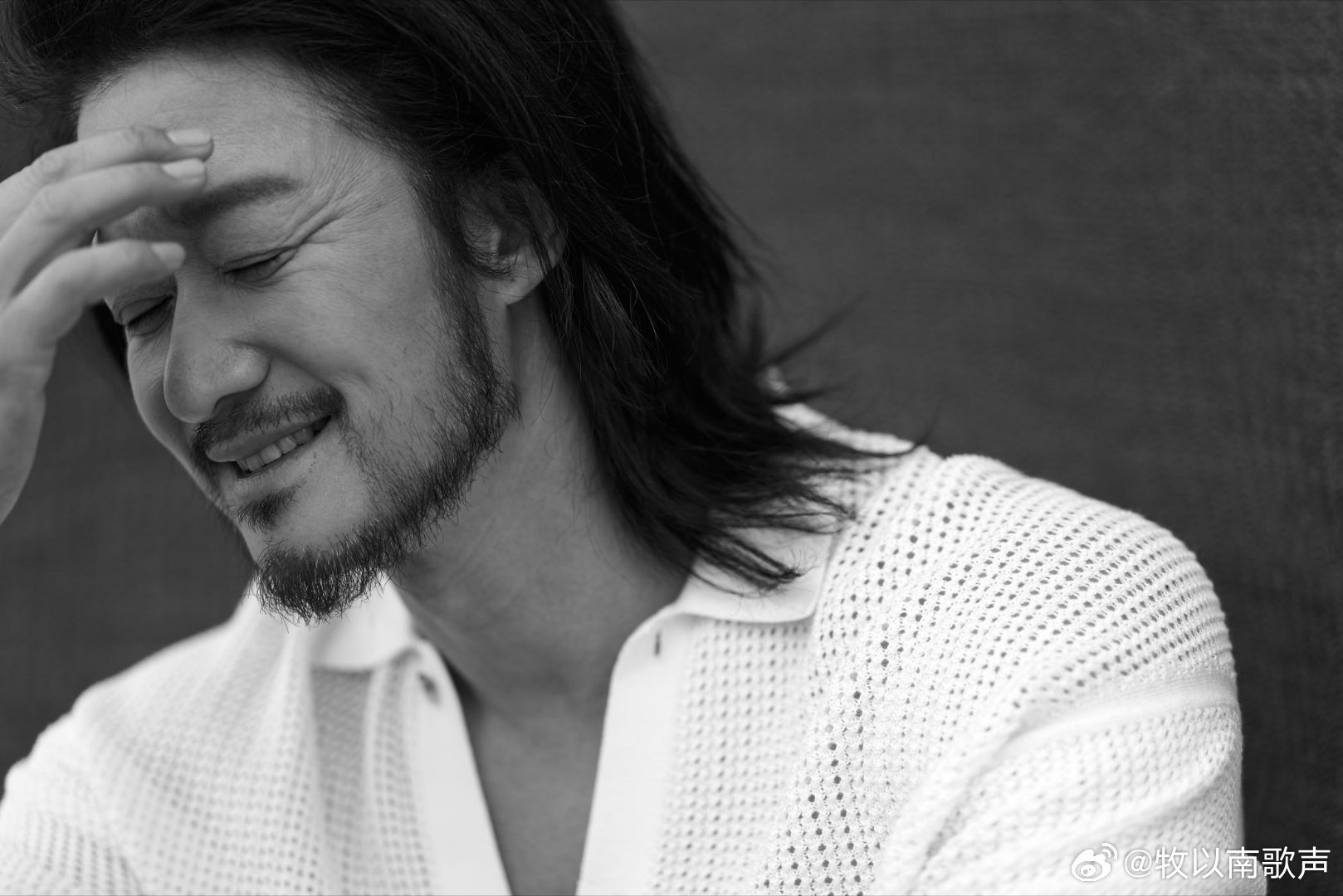 吴京长发写真氛围感绝了，松弛又帅气！谢楠暖心庆生太甜，祝吴京生日快乐，坐等谢楠浪