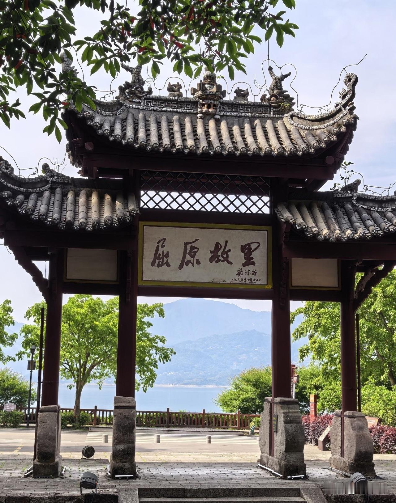 你对屈原的哪首诗印象最深刻我印象最深的是《离骚》，满篇都是屈原满腔赤诚。一心为国