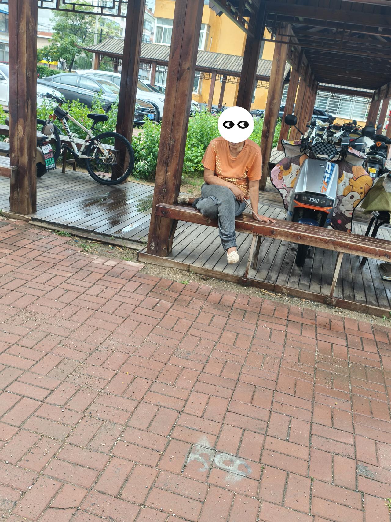 人老了可真不好过啊！就这位81岁的老太太，我已经观察一个月了，每天早晨6点左右，