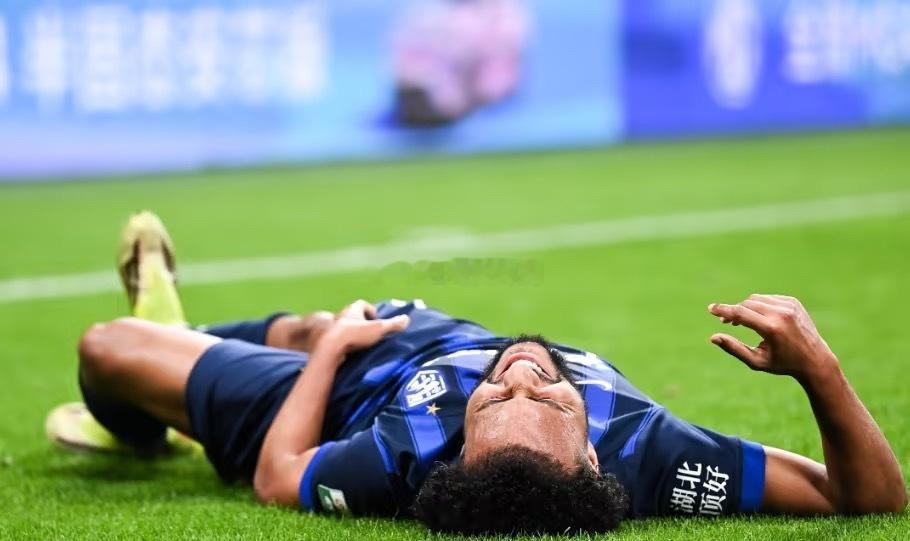 武汉三镇官方：贝维斯右股二头肌损伤 预计缺阵2至3周贝维斯伤缺2-3周，对三镇来