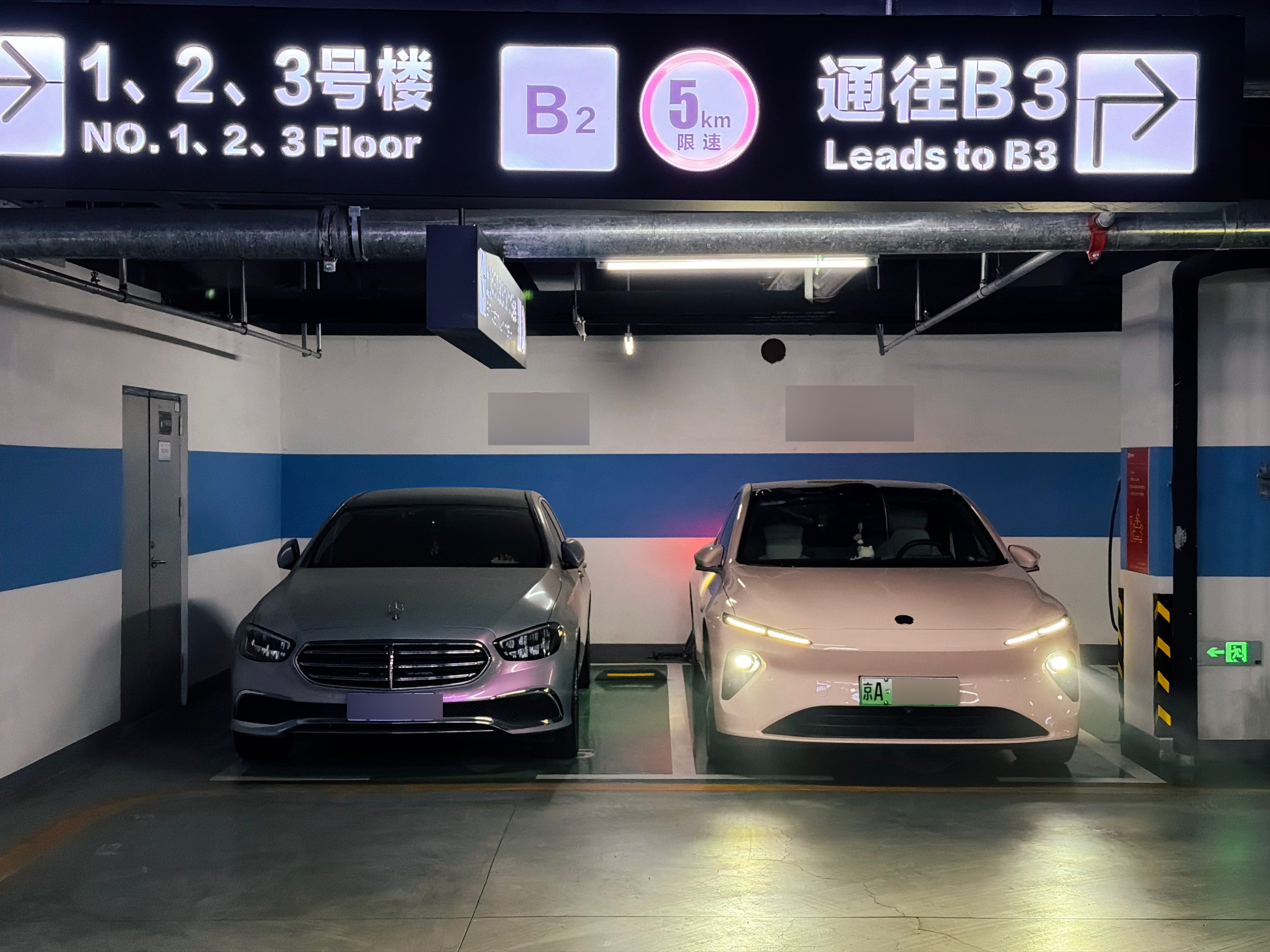 即使跟蔚来 ET7 来比，奔驰 E 的观感也要小非常多。主要是现在的电动车都太宽