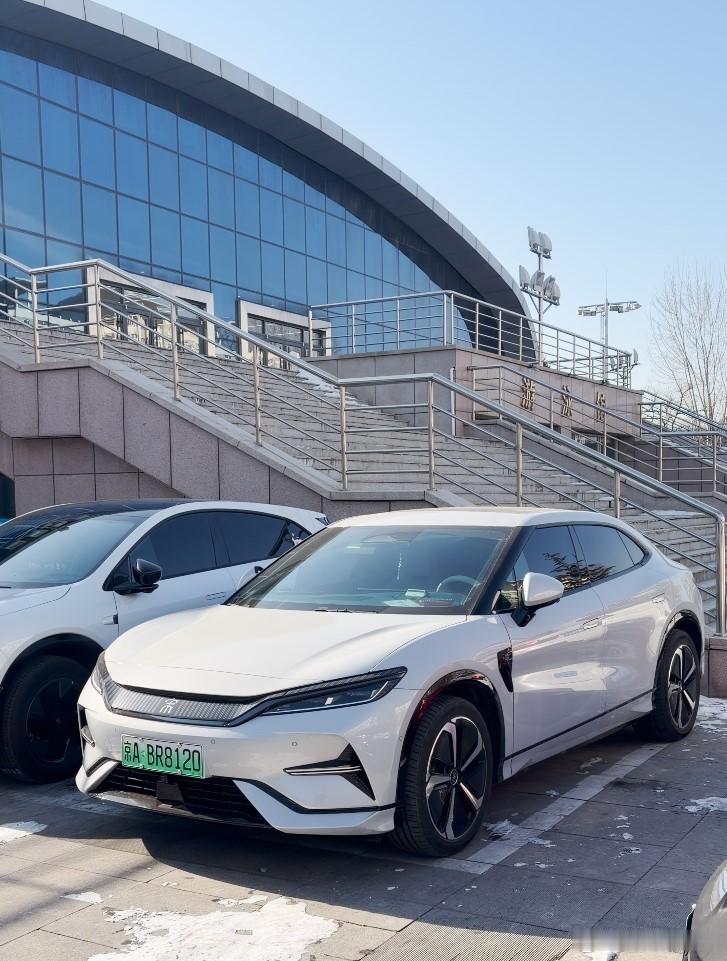 最近发现个有意思的事，大学校园里随处可见比亚迪系列车型的身影，看来是很多大学老师