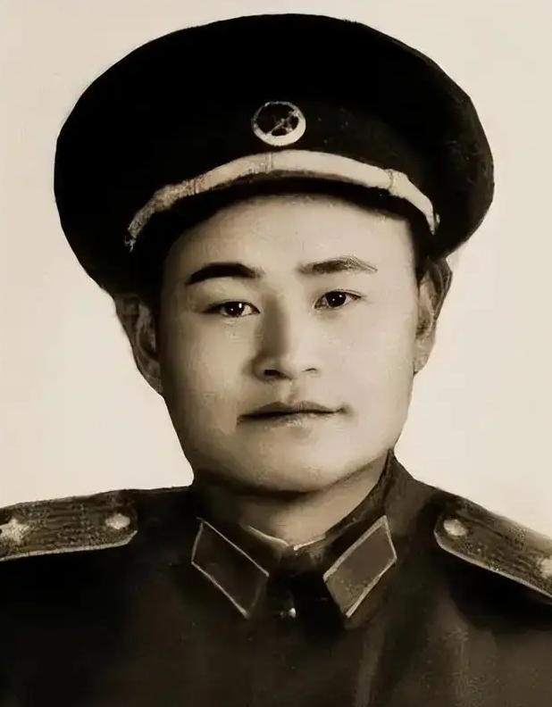 1957年，一位警卫员掏出手枪，对准正在开会的李发少将连续开了三枪，倒在血泊中李
