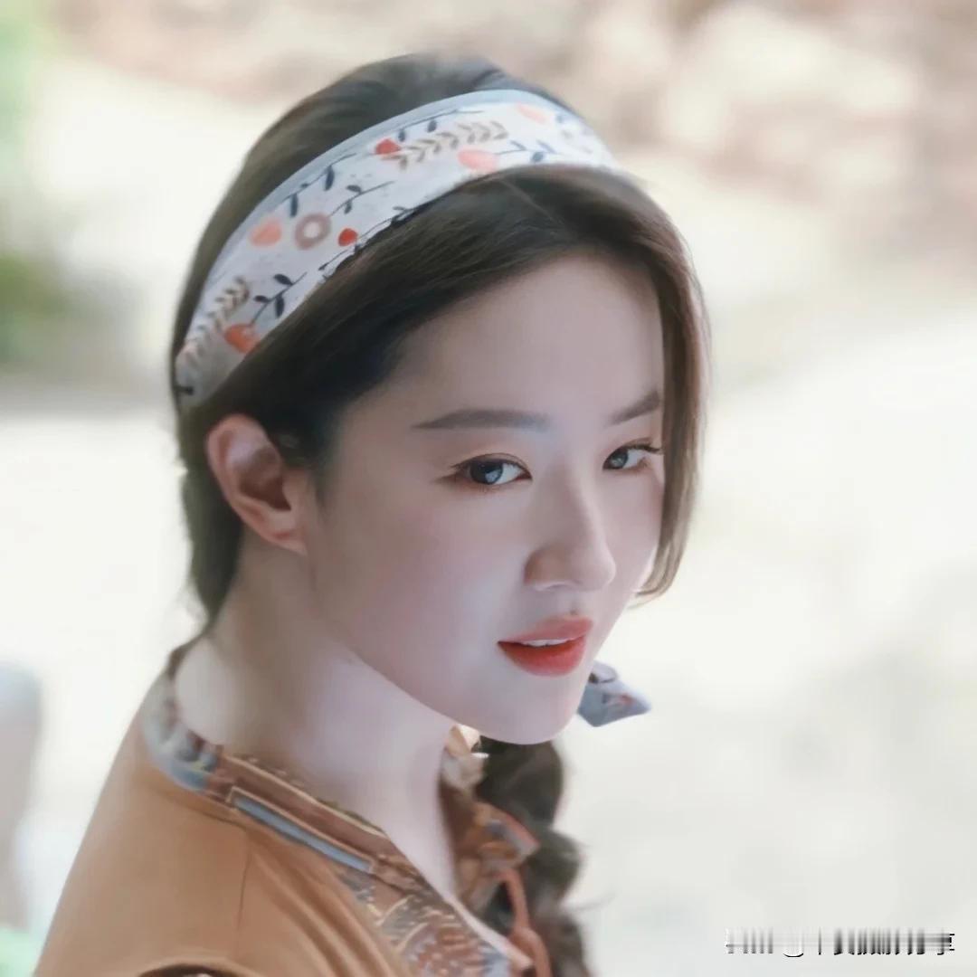 刘亦菲饰演的许红豆，简直就是治愈系女神本神！在《去有风的地方》里，许红豆一袭长裙