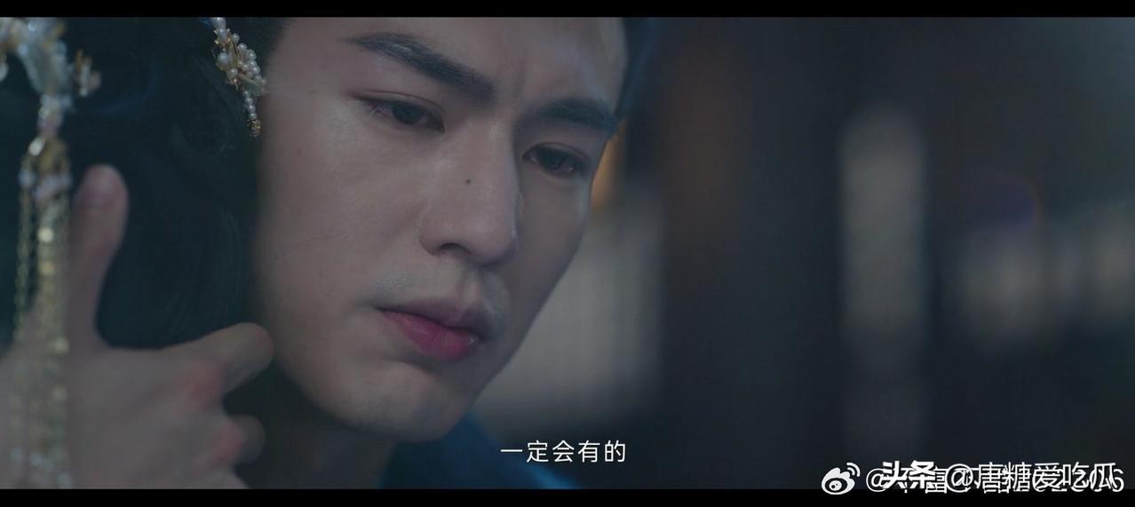 张凌赫越想越心塞
于是就有了今天素颜的热搜
强调普通人跟他差的不是一瓶粉底液的距