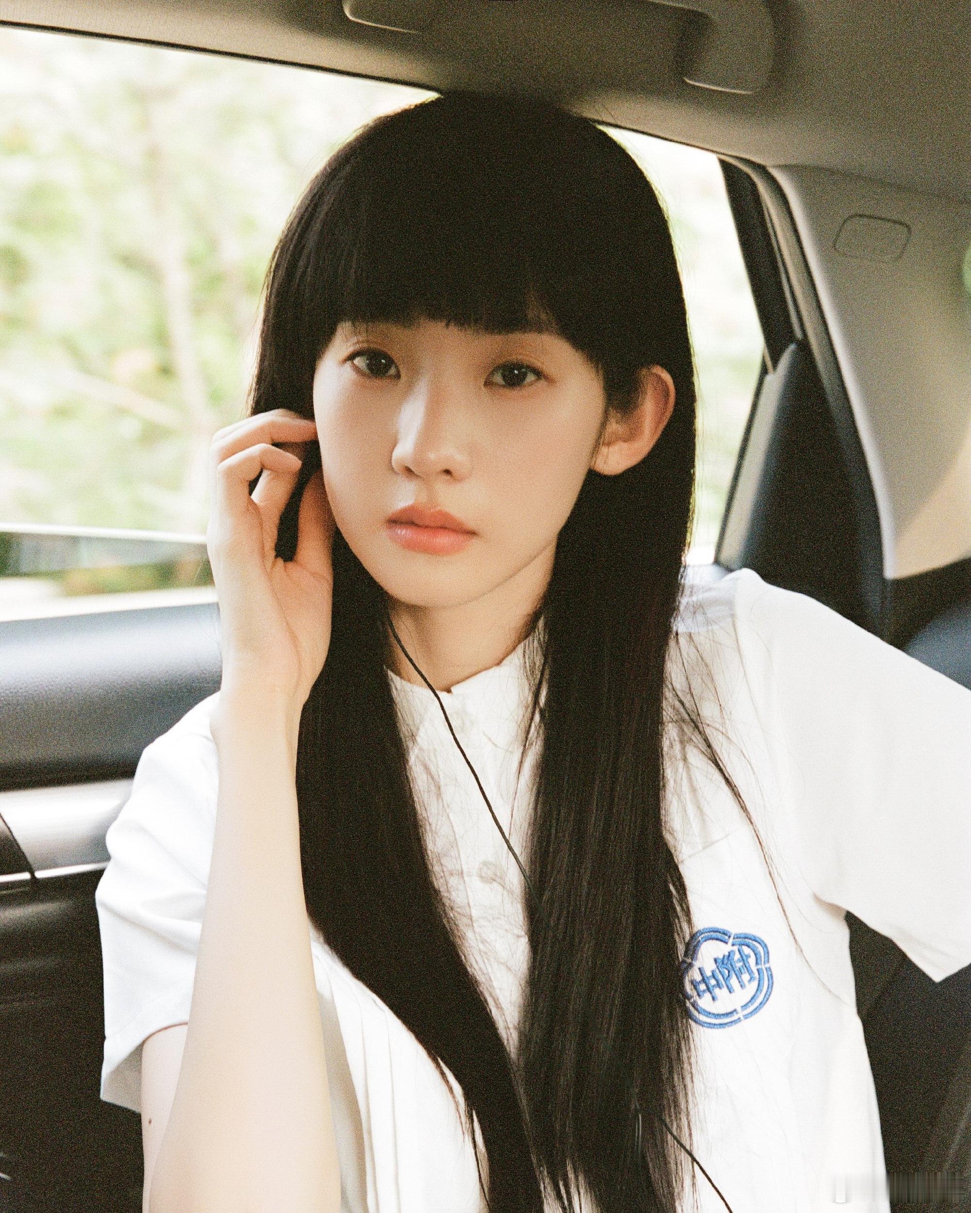 张艺凡的校服写真质感在线 整个人透着干净纯粹的气息 黑长直齐刘海是校园白月光标配