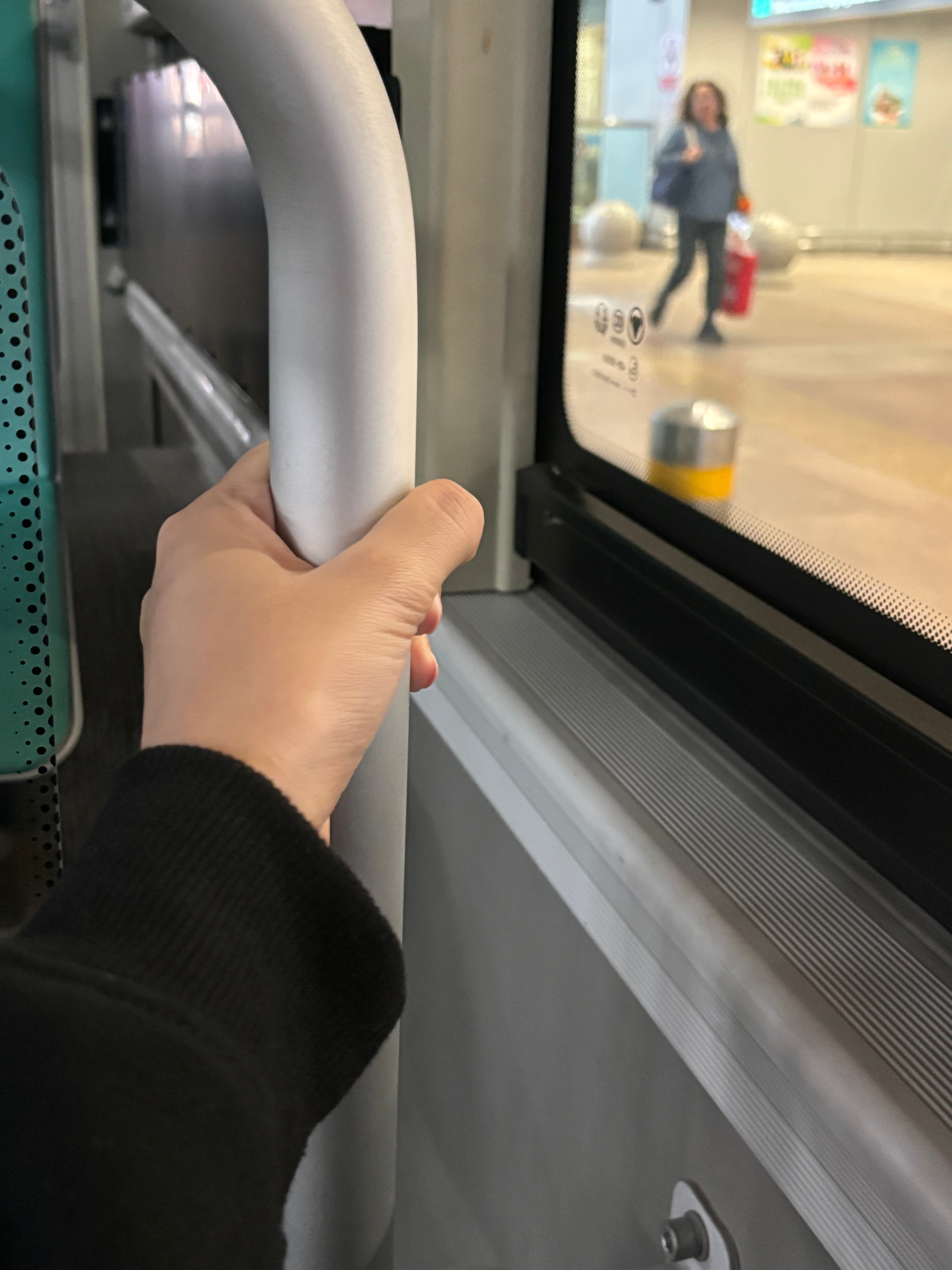 在机场等着无聊，一扭头好家伙，华为DriveONE 的大海报！这不是咱家车的“心