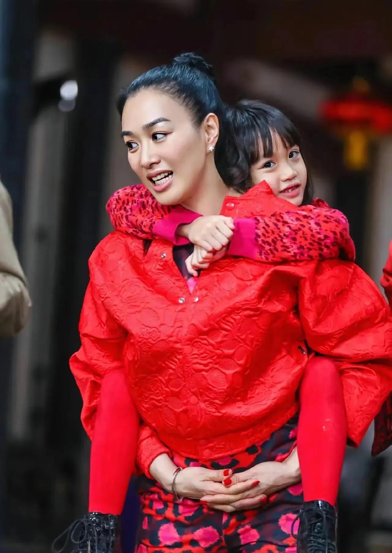 这个时候的钟丽缇也太美了，没有现在胖，年轻的时候，不胖不瘦才是颜值巅峰。