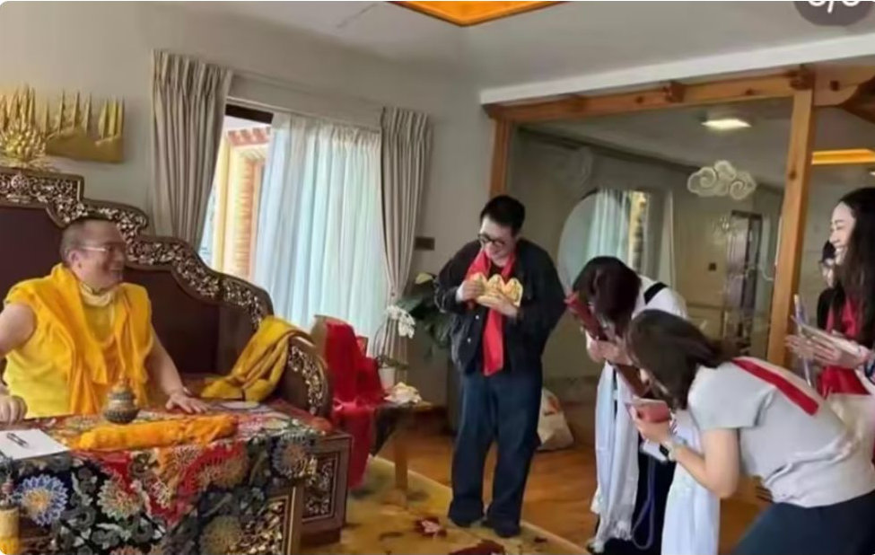 李连杰携家人拜见仁波切，64岁利智罕露面，全家向大师鞠躬很虔诚