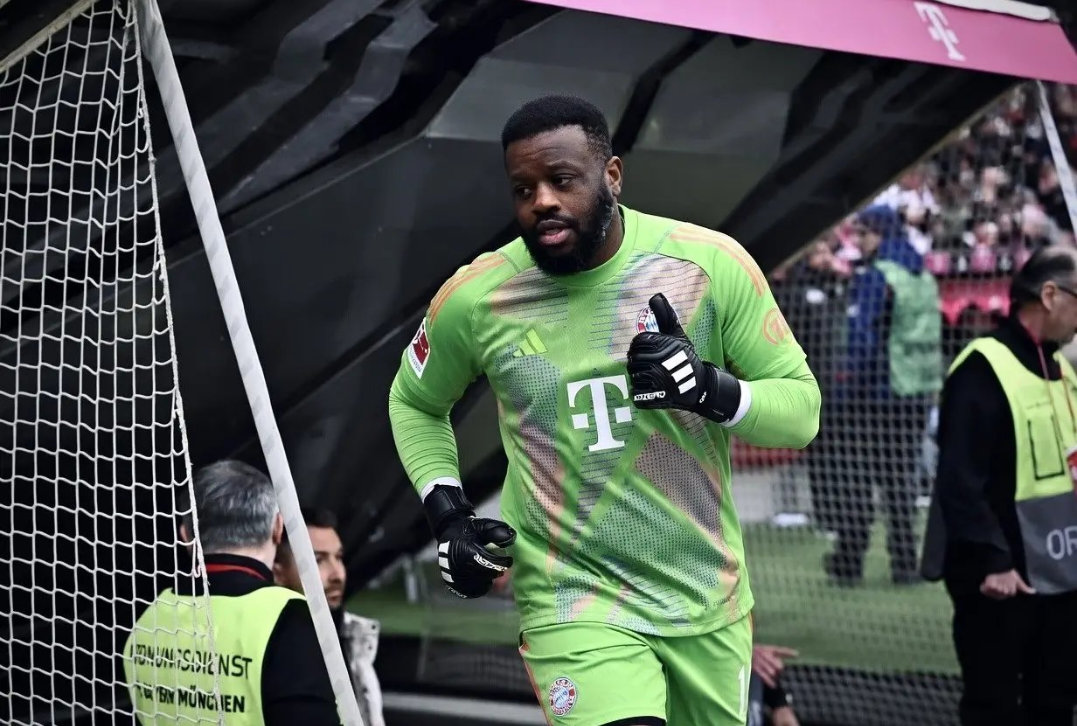 比朔夫谈到球队过去几天如何讨论门将位置时说：“我们开了一些玩笑。我们还拿罗迪斯当